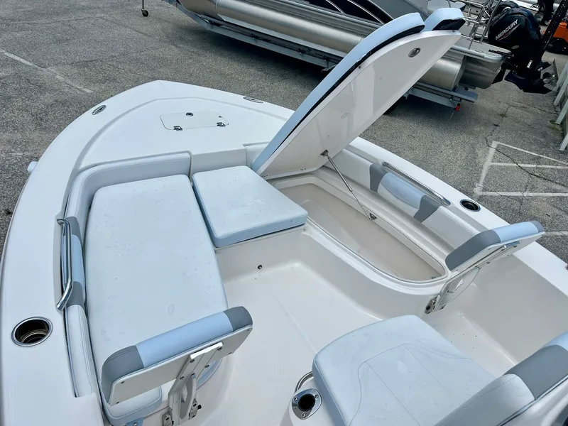 Slide: The Image of Robalo 206 Cayman 2024 - 18
