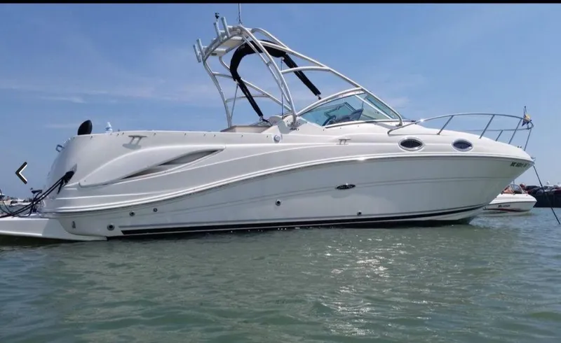 The Image of 2006 Sea Ray 270 Amberjack boat on water, side view. - 0