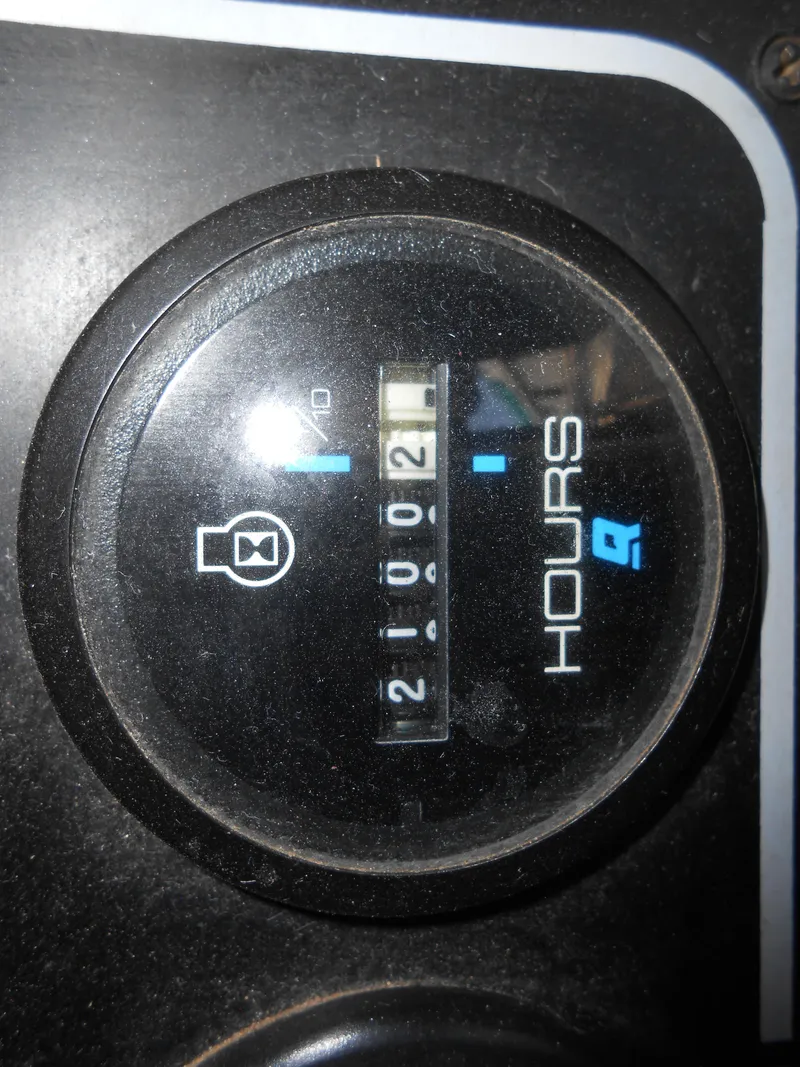 Slide: The Image of Hour meter on a 2000 Skipperliner Custom Houseboat showing 2100.2 hours. - 25