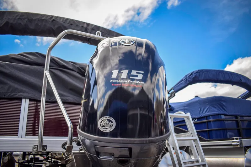 Slide: The Image of 2023 Bennington 21 SLSP pontoon boat with Yamaha 115 outboard motor. - 16