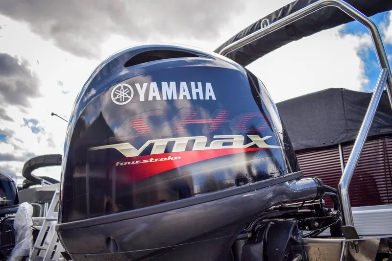 Slide: The Image of Yamaha VMAX outboard motor on a 2023 Bennington 21 SLSP pontoon boat. - 18