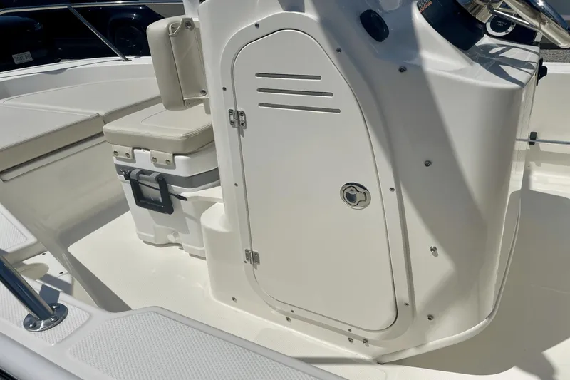 Slide: The Image of Boston Whaler 150 Montauk 2024 - 10