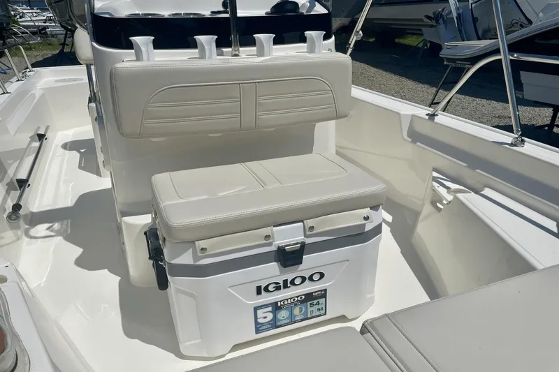 Slide: The Image of Boston Whaler 150 Montauk 2024 - 12