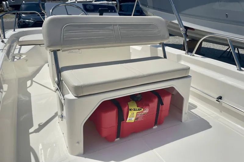 Slide: The Image of Boston Whaler 150 Montauk 2024 - 5