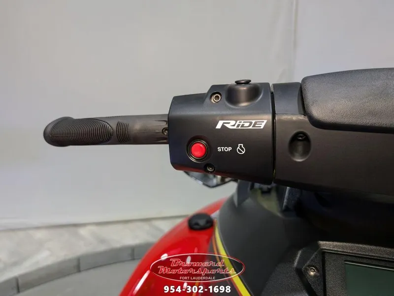 Slide: The Image of 2024 Yamaha EX® Deluxe handlebar with Ride control and stop button. - 21