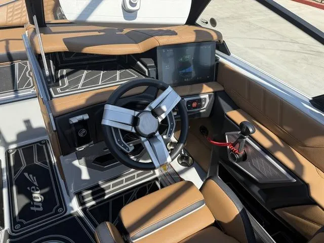 Slide: The Image of Tigé Ultré 23ZX 2024 - 10