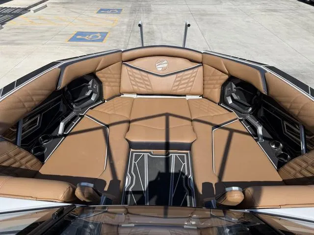 Slide: The Image of Tigé Ultré 23ZX 2024 - 15