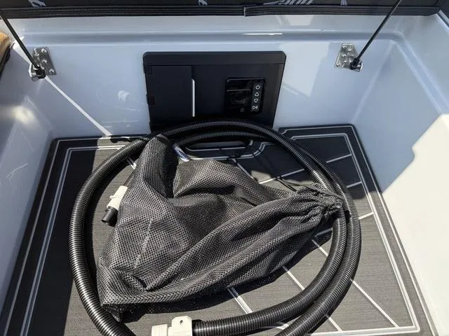 Slide: The Image of Tigé Ultré 23ZX 2024 - 17