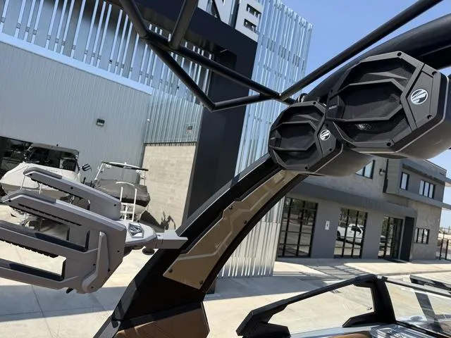 Slide: The Image of Tigé Ultré 23ZX 2024 - 19