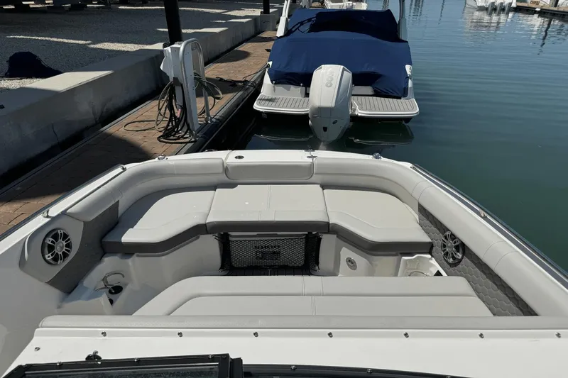 Slide: The Image of Sea Ray 250 SDX Outboard 2024 - 4