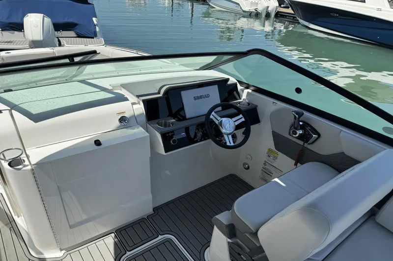 Slide: The Image of Sea Ray 250 SDX Outboard 2024 - 6