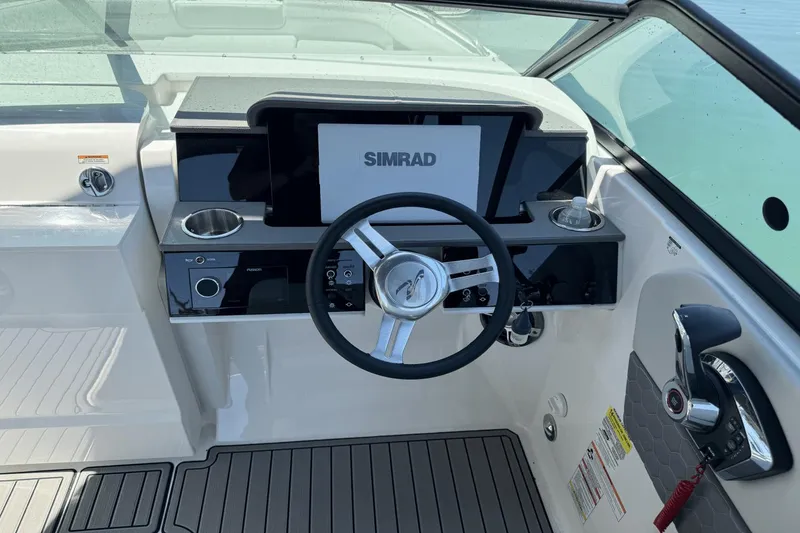 Slide: The Image of Sea Ray 250 SDX Outboard 2024 - 7