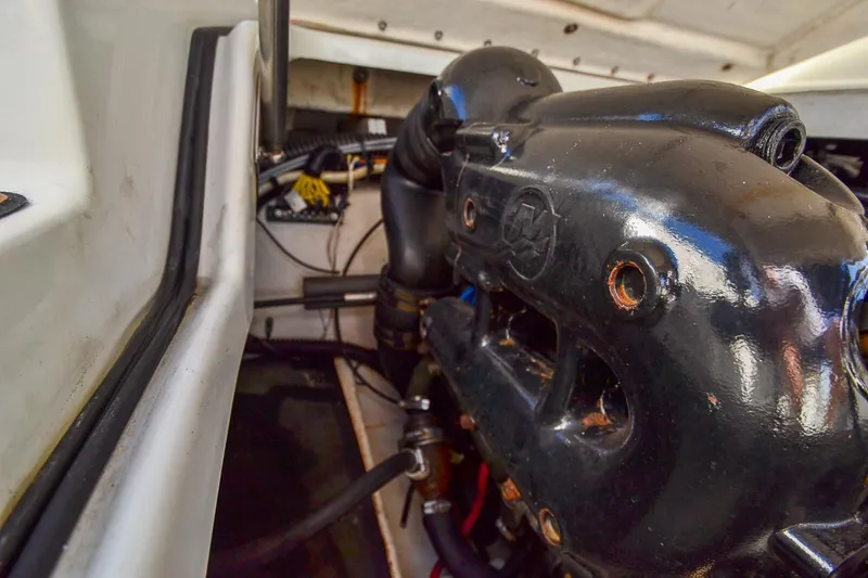 Slide: The Image of 2014 Crownline Eclipse E6 boat engine compartment. - 18