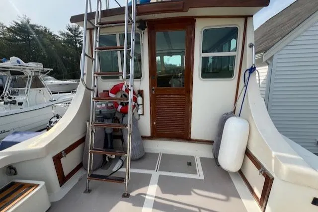 Slide: The Image of 1989 Blue Seas Flybridge Cruiser with ladder, life jackets, and docked at marina. - 31