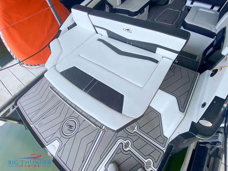 Slide: The Image of 2021 Monterey 278SS boat with stylish seating and deck design at Big Thunder Marine. - 15