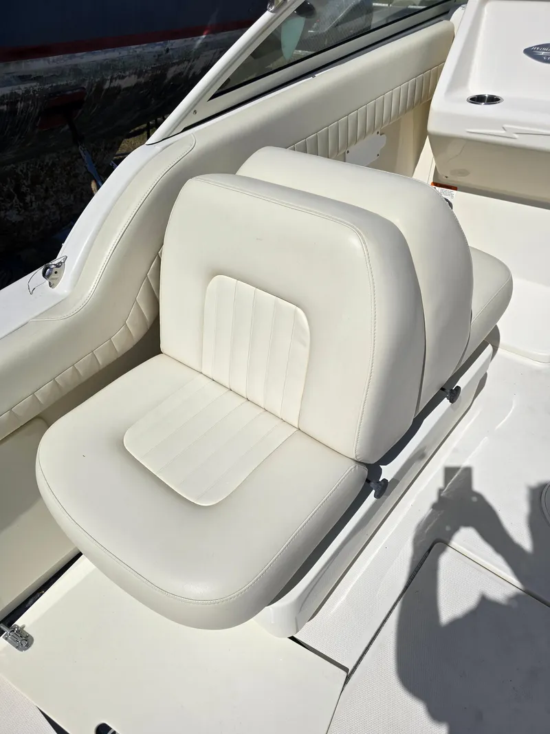 Slide: The Image of White leather seat on 2008 Hydra-Sports Vector 2200 DC boat. - 24