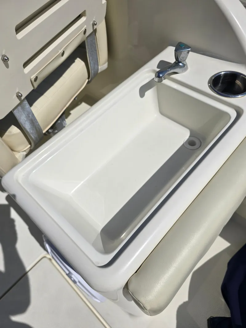 Slide: The Image of 2008 Hydra-Sports Vector 2200 DC boat sink with faucet and cup holder. - 26