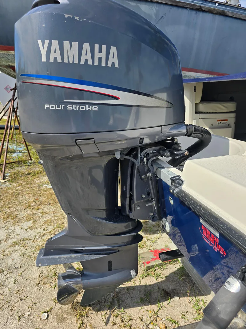 Slide: The Image of Yamaha four-stroke outboard motor on 2008 Hydra-Sports Vector 2200 DC boat. - 43