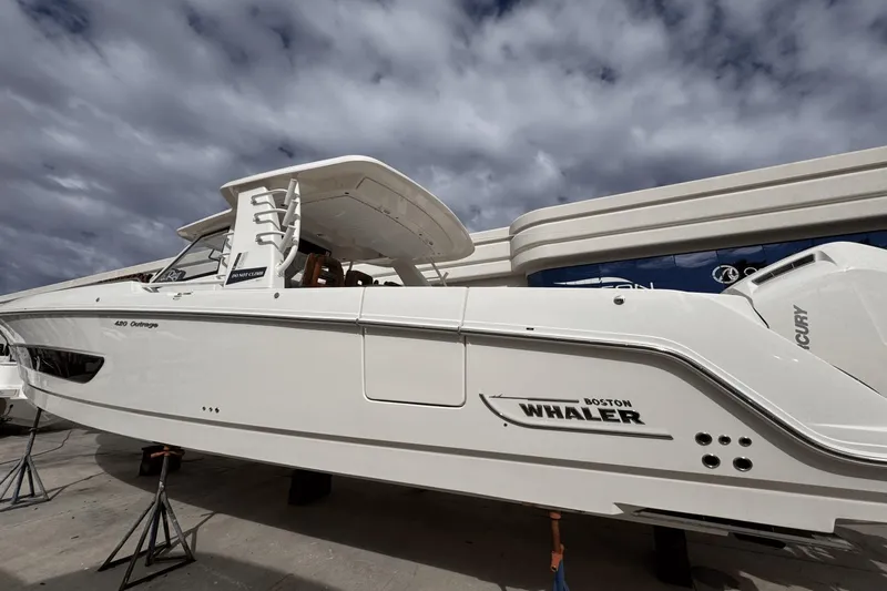 Slide: The Image of Boston Whaler 420 Outrage 2025 - 0