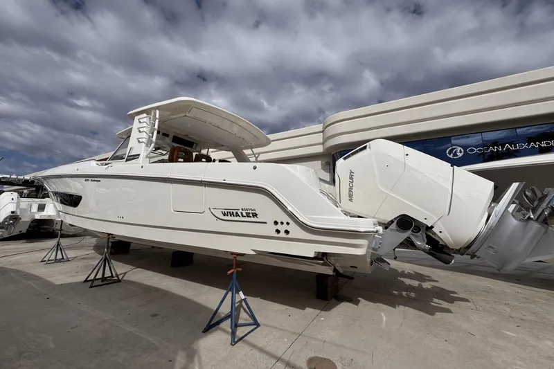 Slide: The Image of Boston Whaler 420 Outrage 2025 - 1