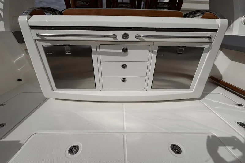 Slide: The Image of Boston Whaler 420 Outrage 2025 - 10