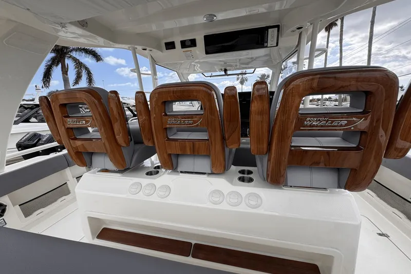 Slide: The Image of Boston Whaler 420 Outrage 2025 - 11