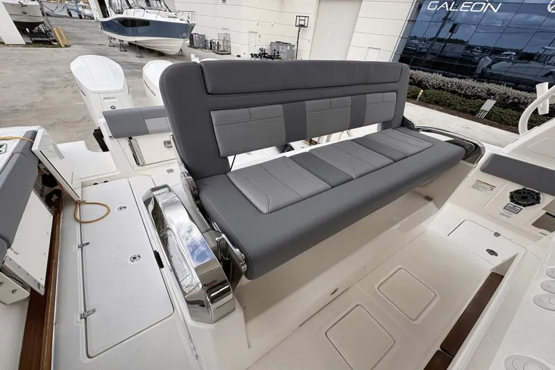 Slide: The Image of Boston Whaler 420 Outrage 2025 - 12