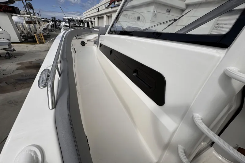 Slide: The Image of Boston Whaler 420 Outrage 2025 - 13