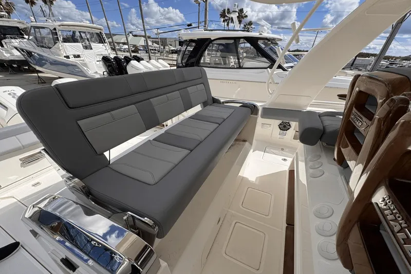 Slide: The Image of Boston Whaler 420 Outrage 2025 - 14