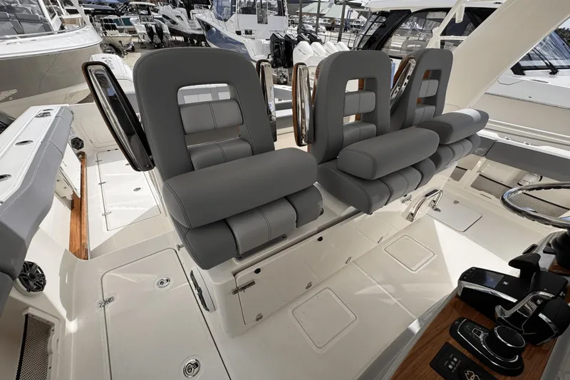 Slide: The Image of Boston Whaler 420 Outrage 2025 - 16