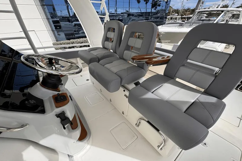 Slide: The Image of Boston Whaler 420 Outrage 2025 - 17