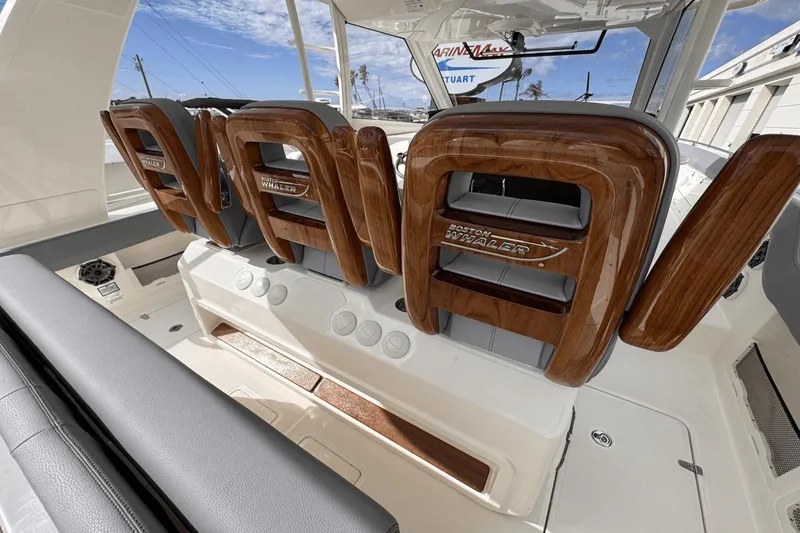 Slide: The Image of Boston Whaler 420 Outrage 2025 - 18