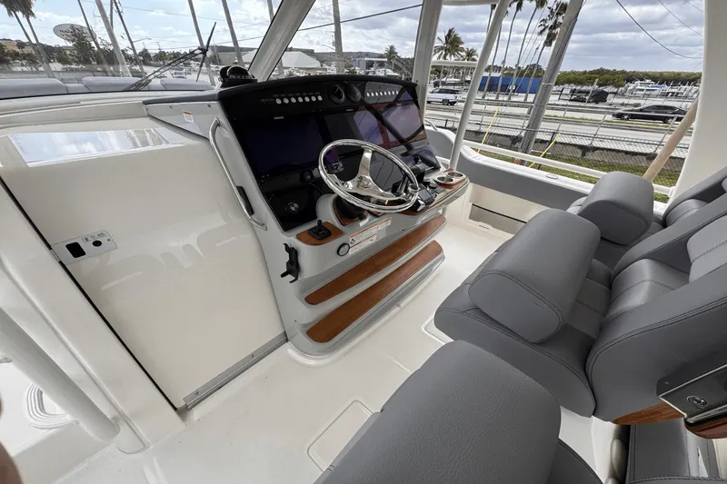 Slide: The Image of Boston Whaler 420 Outrage 2025 - 19