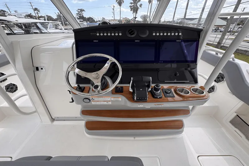 Slide: The Image of Boston Whaler 420 Outrage 2025 - 20