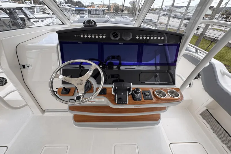 Slide: The Image of Boston Whaler 420 Outrage 2025 - 21