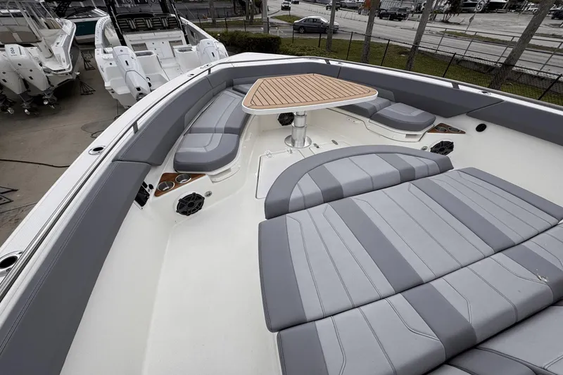 Slide: The Image of Boston Whaler 420 Outrage 2025 - 22