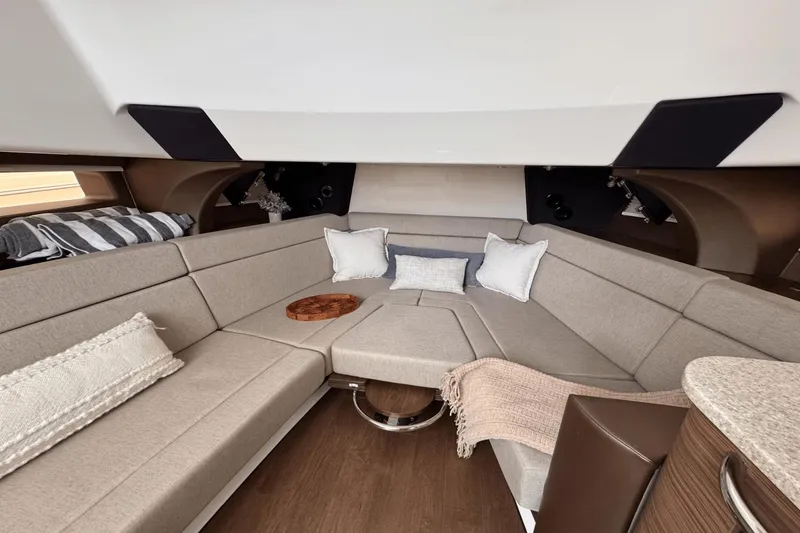 Slide: The Image of Boston Whaler 420 Outrage 2025 - 27