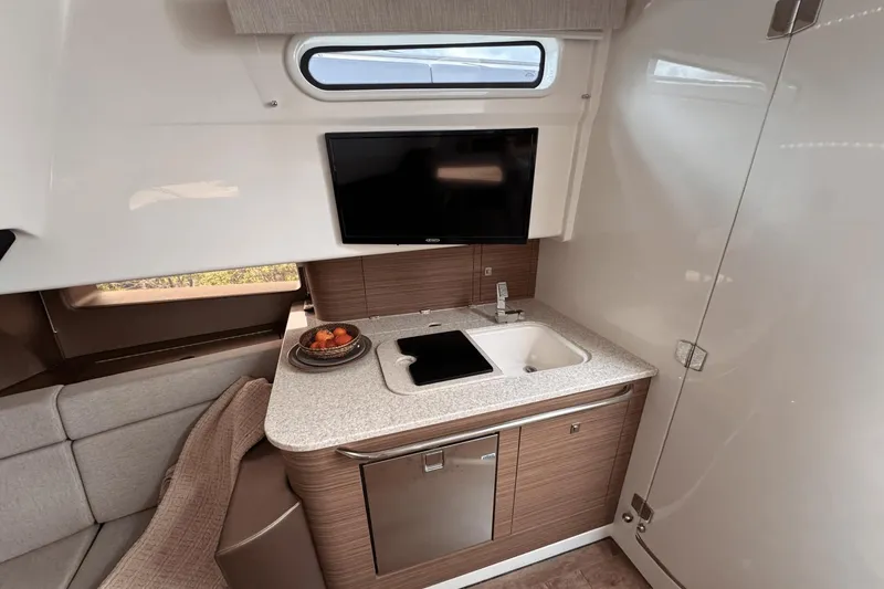 Slide: The Image of Boston Whaler 420 Outrage 2025 - 28