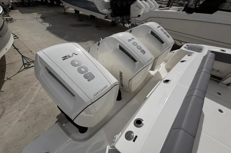 Slide: The Image of Boston Whaler 420 Outrage 2025 - 4