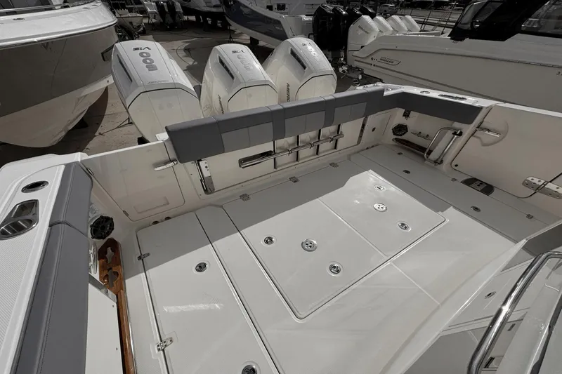 Slide: The Image of Boston Whaler 420 Outrage 2025 - 5