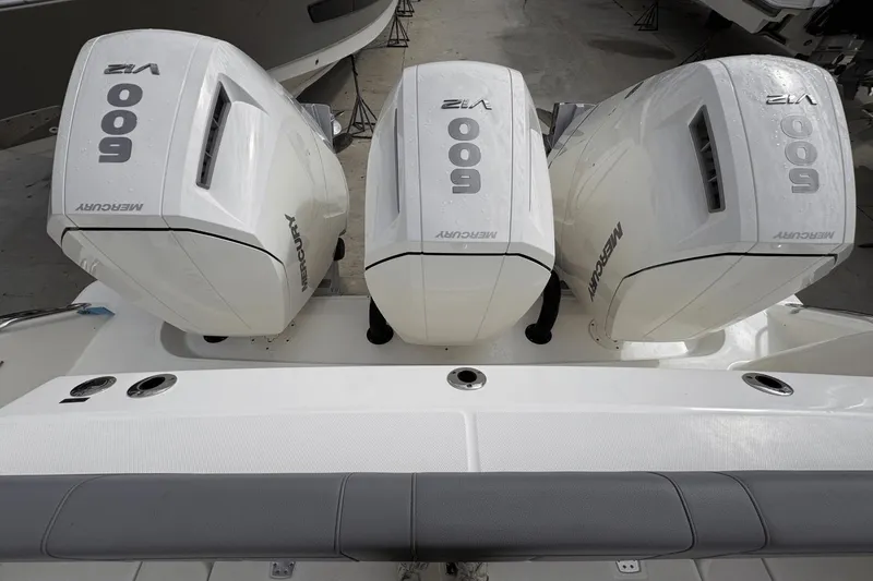 Slide: The Image of Boston Whaler 420 Outrage 2025 - 6