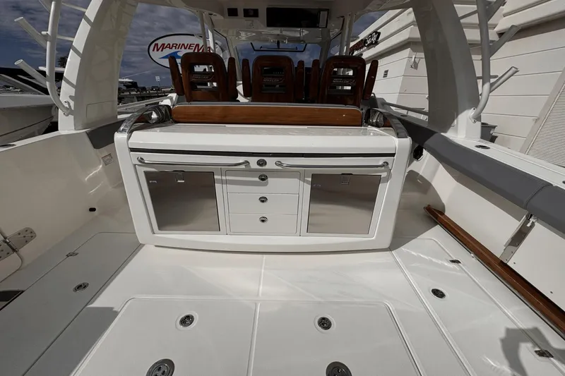 Slide: The Image of Boston Whaler 420 Outrage 2025 - 8