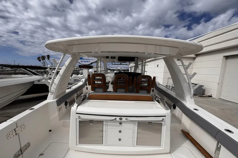Slide: The Image of Boston Whaler 420 Outrage 2025 - 9
