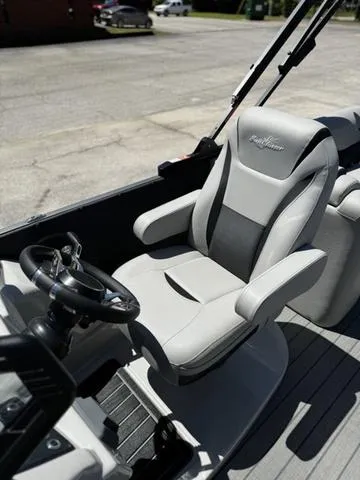 Slide: The Image of SunChaser Calais 25 LR DC 2024 - 7