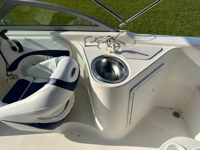 Slide: The Image of 2008 NauticStar 23DC boat interior with captain's chair and sink. - 13