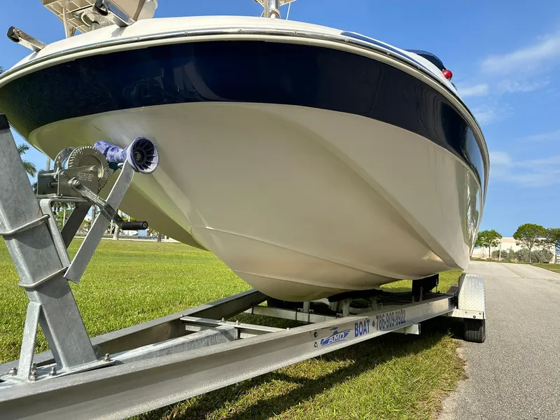 Slide: The Image of 2008 NauticStar 23DC boat on a trailer, close-up of the hull. - 7