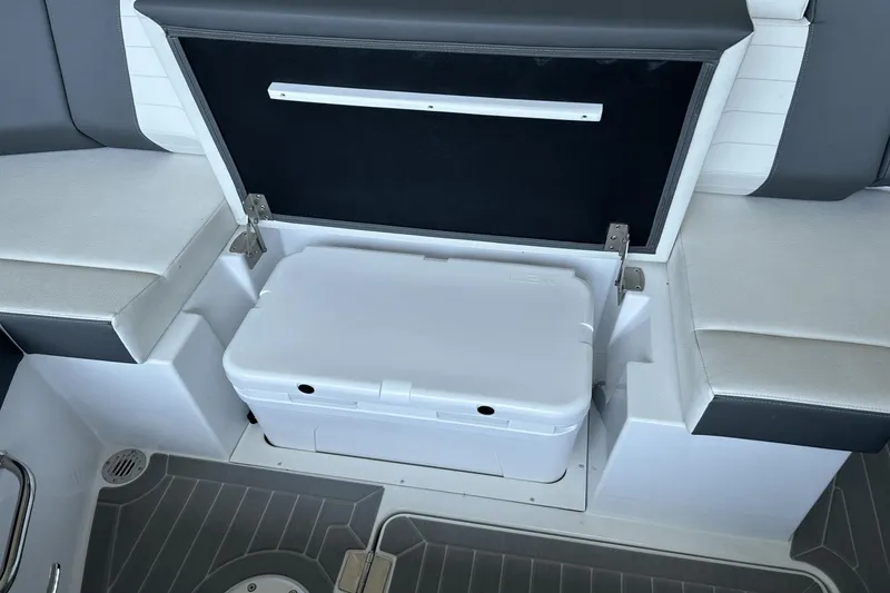 Slide: The Image of Cruisers 34 GLS Outboard 2024 - 16