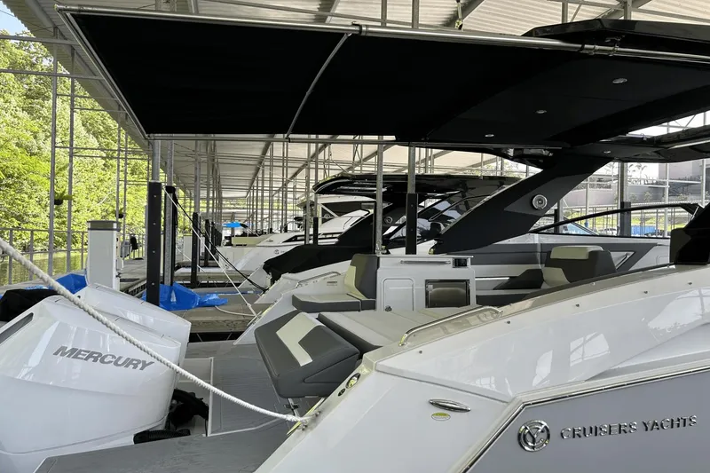 Slide: The Image of Cruisers 34 GLS Outboard 2024 - 29