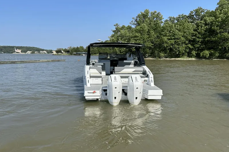 Slide: The Image of Cruisers 34 GLS Outboard 2024 - 3