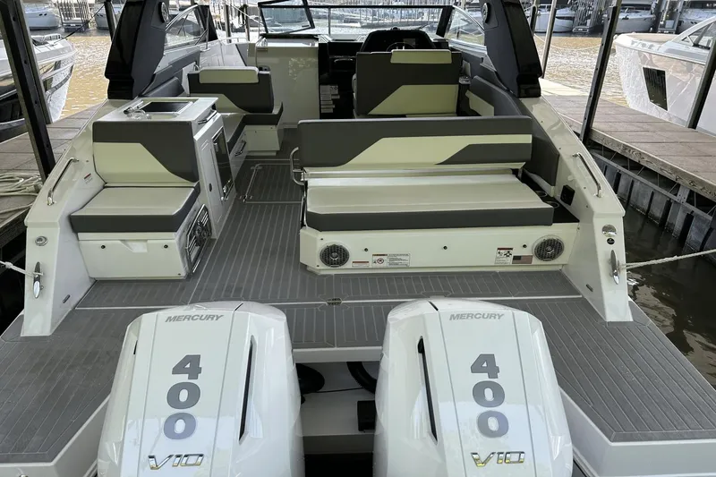 Slide: The Image of Cruisers 34 GLS Outboard 2024 - 32